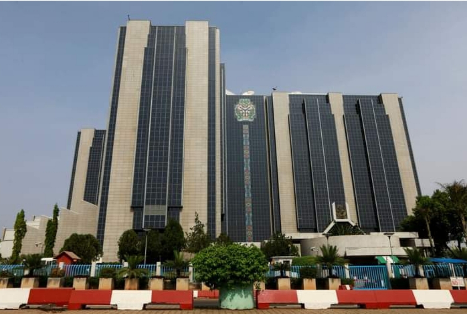 NIGERIA’S CENTRAL BANK EXTENDS DEADLINE TO TURN IN OLD NAIRA NOTES