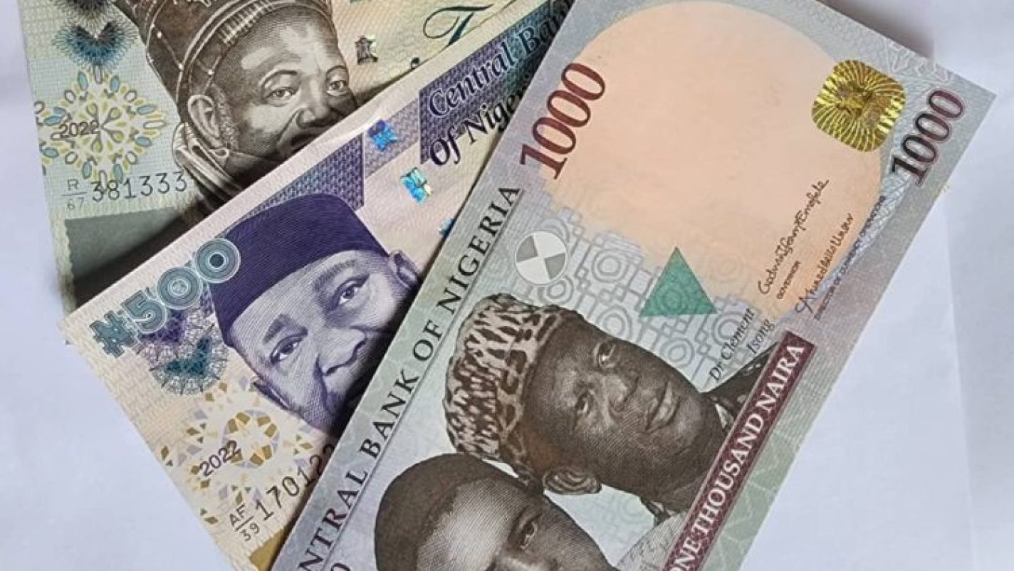 HAWKERS HIJACK NEW NAIRA NOTES  -AS PORT HARCOURT BANKS ISSUE OLD NOTES, CUSTOMERS LAMENT